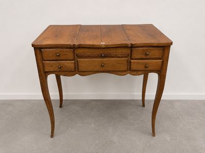 une table en bois avec trois tiroirs et un tiroir en dessous