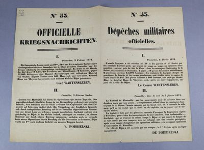 un livre ouvert avec une image en noir et blanc