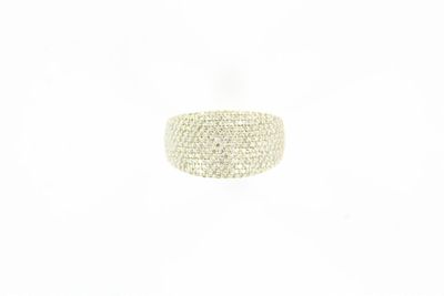 gros plan d'une bague sur fond blanc