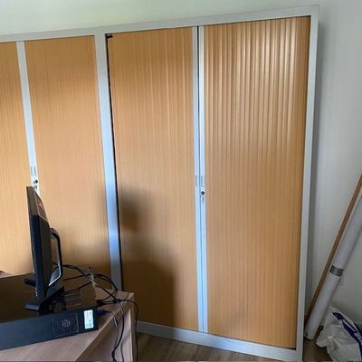 une photo d'une chambre à coucher avec un lit et une télévision