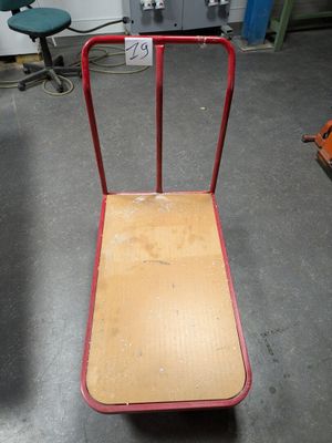 Chariot en métal laqué rouge - Photo 1