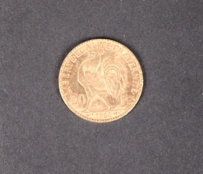 gros plan d'une pièce de monnaie sur une surface noire
