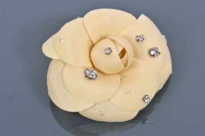 Dans le goût de CHANEL Broche Camélia en organza écrue et st…