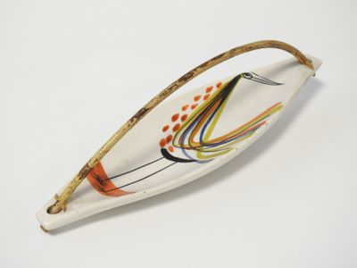 une assiette blanche ornée d'un motif sur un fond blanc