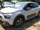 une petite voiture garée dans l'herbe