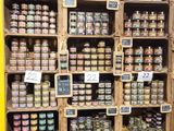de nombreux bocaux de conserves sur les rayons du magasin