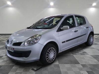 la photo d'une petite voiture argentée garée dans un garage