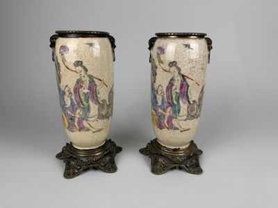 NANKIN. Paire de vases obus en porcelaine craquelée beige su…