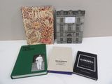 trois livres sont posés sur une table les uns à côté des autres