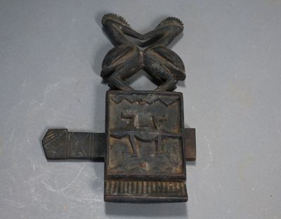 un objet métallique surmonté de deux oiseaux