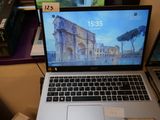 deux ordinateurs portables posés l'un à côté de l'autre sur un bureau