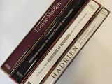 trois livres empilés sur une table