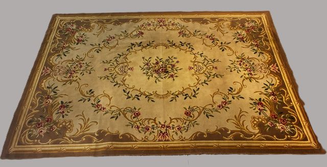 Tapis d’Aubusson au point noué pur laine. 300 X 202 cm. Quelques ...