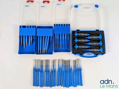 un grand nombre d'outils posés sur une table