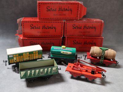 plusieurs petits trains sont empilés les uns sur les autres