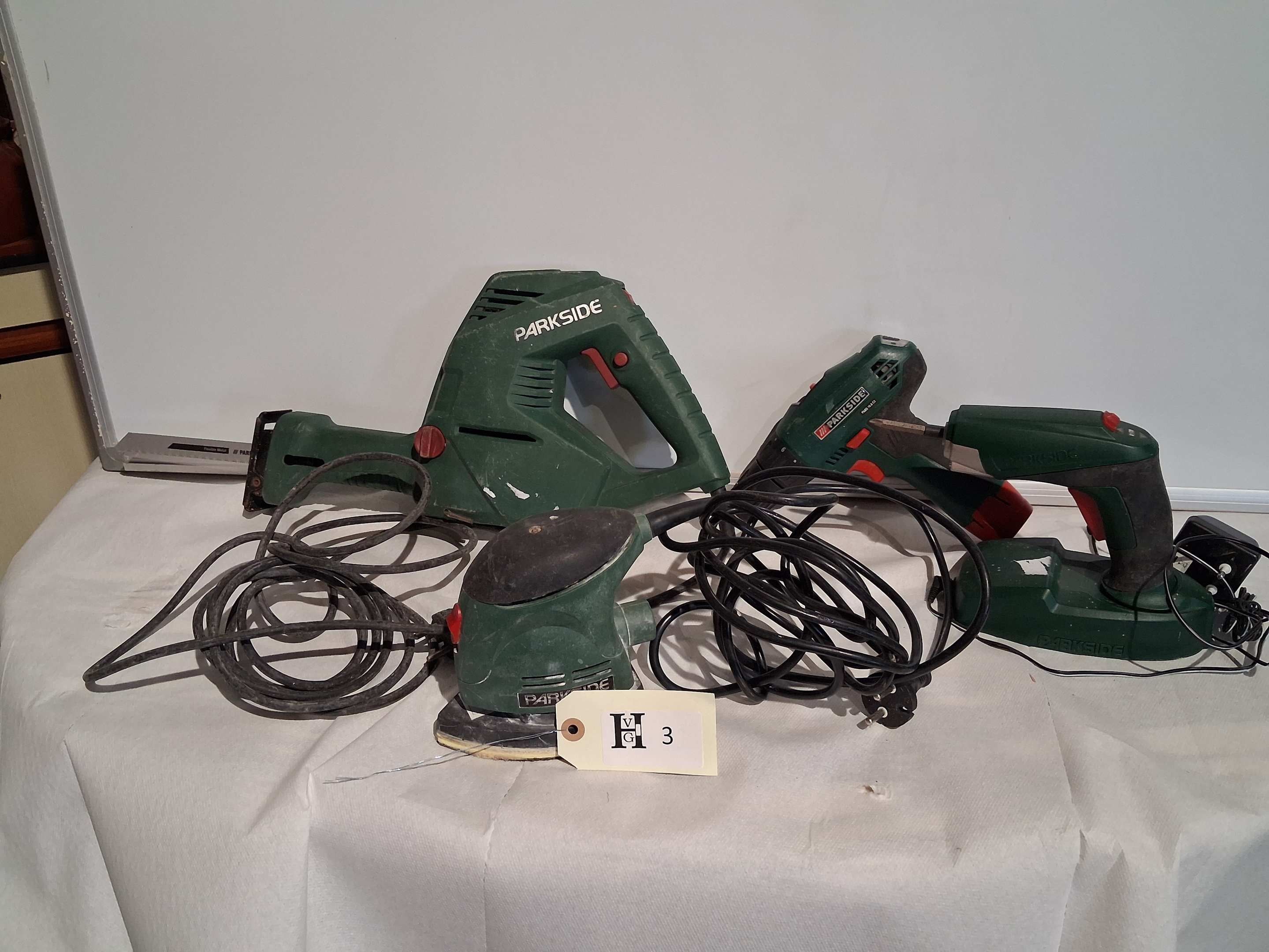 Lot PARKSIDE comprenant 1 sciE sabre filaire + 1 ponceuse fi…
