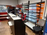 une image représentant un magasin avec de nombreuses étagères et des bureaux