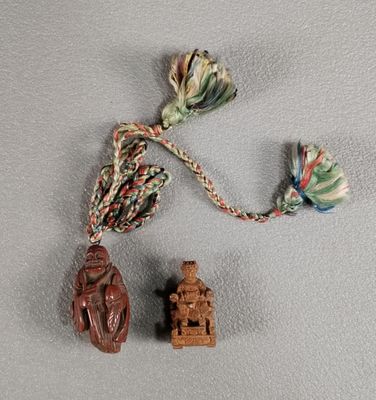 un gros plan sur deux petits objets posés sur une surface blanche