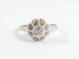 une image d'une bague en diamant sur une surface blanche
