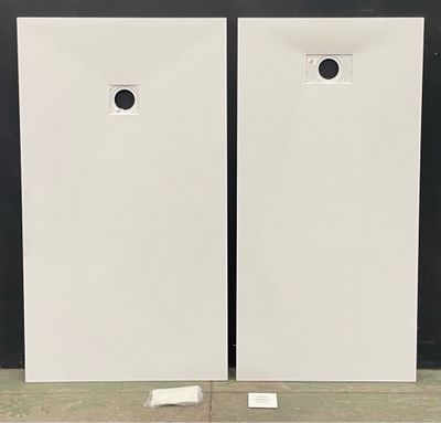 deux portes blanches situées l'une à côté de l'autre