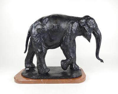 statue d'un éléphant debout sur un socle en bois, sur fond blanc