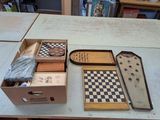 une table sur laquelle se trouvent de nombreux objets différents