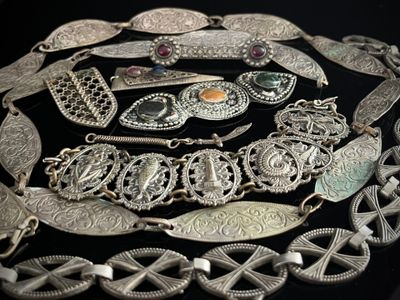LOT comprenant : -une ceinture de style berbère en métal.