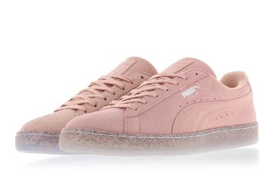 Les baskets Puma Sued sont rose pâle et ont des semelles transparentes.