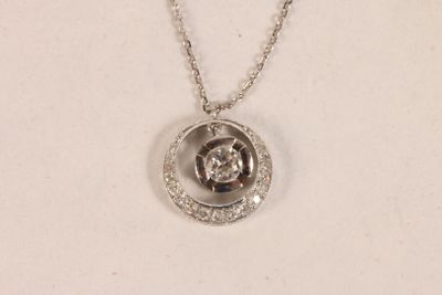 Collier composé d'une chaine en or gris 750 ‰ et d'un penden… - Photo 1