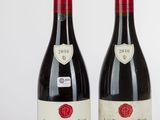 deux bouteilles de vin rouge posées l'une à côté de l'autre sur une table