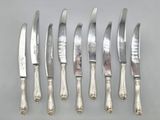 six couteaux sont empilés les uns sur les autres sur une table