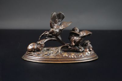 figurine en bronze représentant deux souris sur un socle feuillu