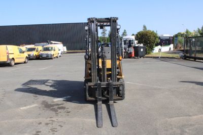 un chariot élévateur à fourche garé dans un parking