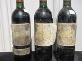 trois bouteilles de vin posées sur une table