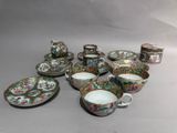 un ensemble de tasses et soucoupes à thé chinoises posées sur une table