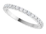 une alliance en or blanc sertie de diamants ronds taille brillant