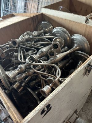 une caisse en bois remplie de vieilles pièces métalliques