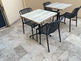 quatre chaises et une table sur la terrasse