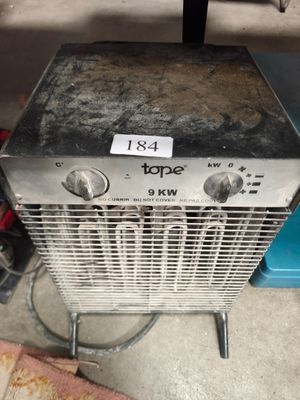 un radiateur à l'ancienne posé à même le sol