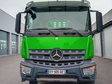 un camion vert garé sur un parking