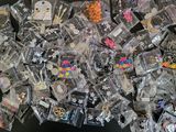 un grand nombre d'objets différents posés sur une table