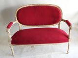 une chaise rouge posée sur un sol blanc
