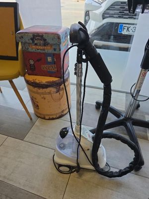 Quelqu'un passe l'aspirateur pour nettoyer le sol d'un magasin.