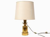 une lampe posée sur une table sur laquelle se trouve une lampe