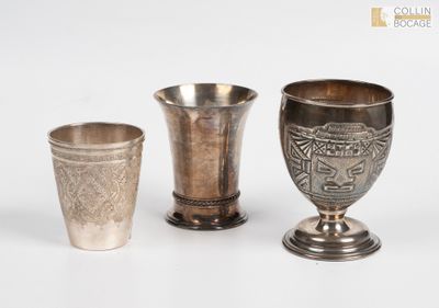 Lot de 3 timbales en argent 800°/°° l’une à décor de masques… - Photo 1