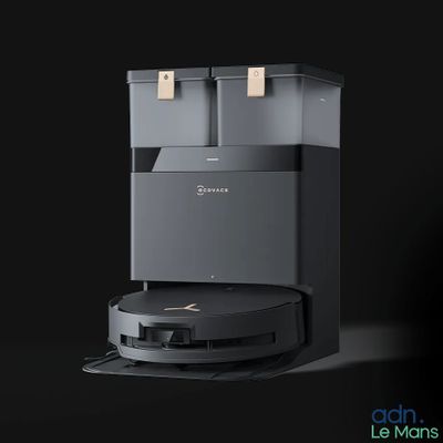 un gros plan d'une machine à café posée sur une surface noire