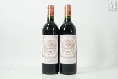 deux bouteilles de vin rouge posées sur une table blanche