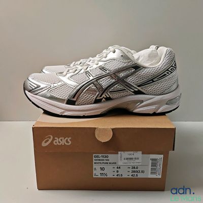 des chaussures de course Asics Gelevo dans une boîte posée sur une table