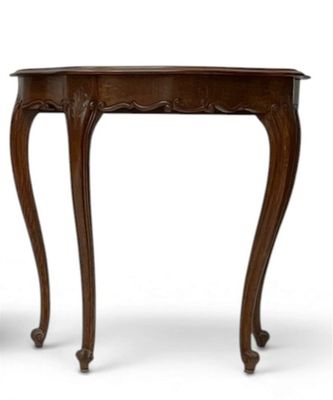 une photo représentant une paire de tables d'appoint sur fond blanc