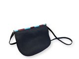 un sac à main noir orné d'une bande bleue et rouge sur le devant